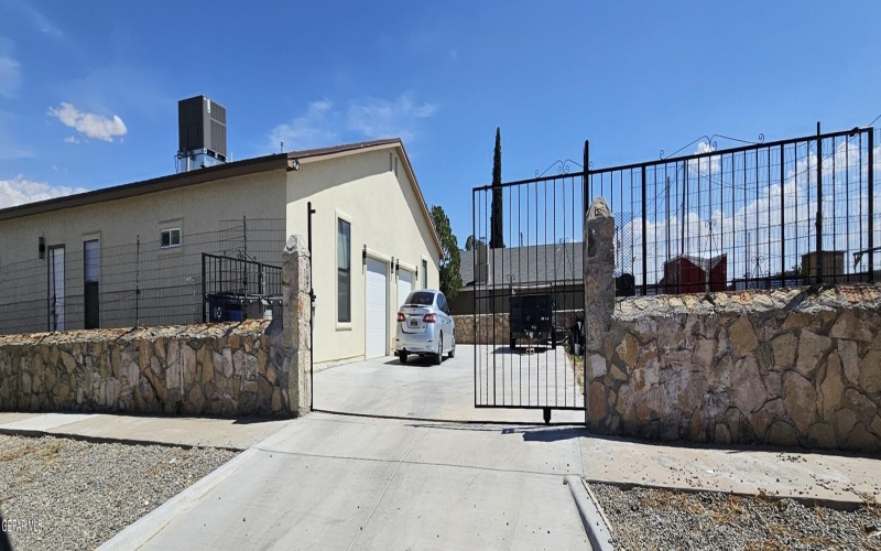 7833 MOUNT LATONA Drive unit: A & B #A & B, El Paso, TX 79904, 6 Habitaciones Habitaciones , ,5 BañosBaños,Residential Multi Family,En Venta,7833 MOUNT LATONA Drive unit: A & B,0,928171