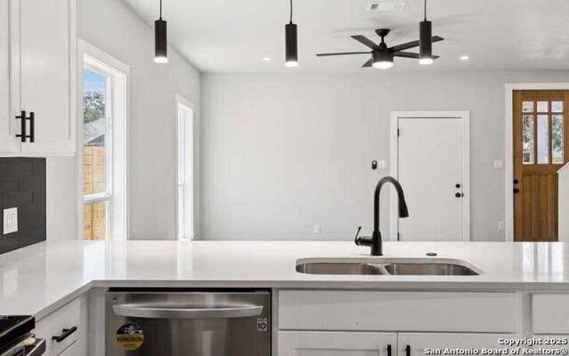 803 Indiana, San Antonio, TX 78210, 3 Habitaciones Habitaciones , ,2 BañosBaños,Residential,En Venta,803 Indiana,0,1892603