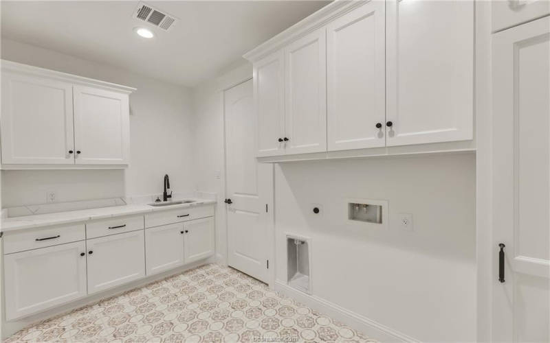 5683 Mill Water Court, Bryan, TX 77808, 5 Habitaciones Habitaciones , ,5 BañosBaños,Residential,En Venta,5683 Mill Water Court,0,25008892