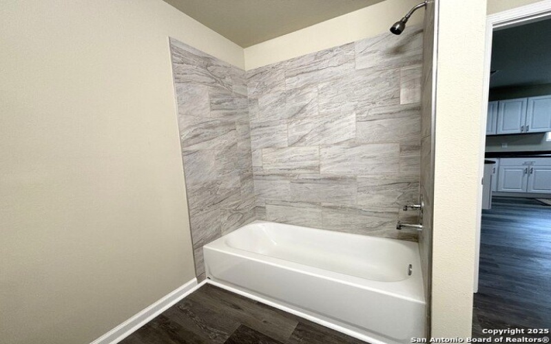 706 E 5th, Nixon, TX 78140, 3 Habitaciones Habitaciones , ,2 BañosBaños,Residential,En Venta,706 E 5th,0,1893209
