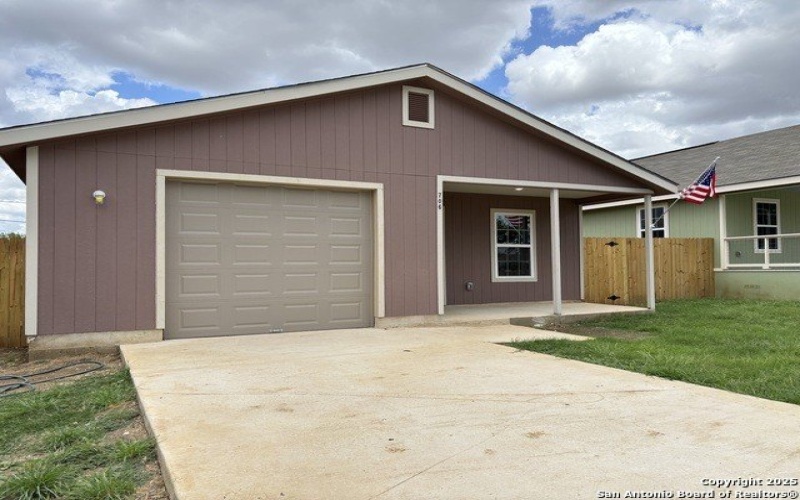 706 E 5th, Nixon, TX 78140, 3 Habitaciones Habitaciones , ,2 BañosBaños,Residential,En Venta,706 E 5th,0,1893209