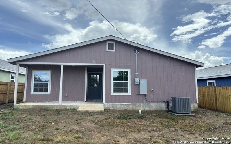 706 E 5th, Nixon, TX 78140, 3 Habitaciones Habitaciones , ,2 BañosBaños,Residential,En Venta,706 E 5th,0,1893209
