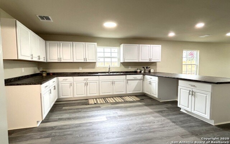 706 E 5th, Nixon, TX 78140, 3 Habitaciones Habitaciones , ,2 BañosBaños,Residential,En Venta,706 E 5th,0,1893209
