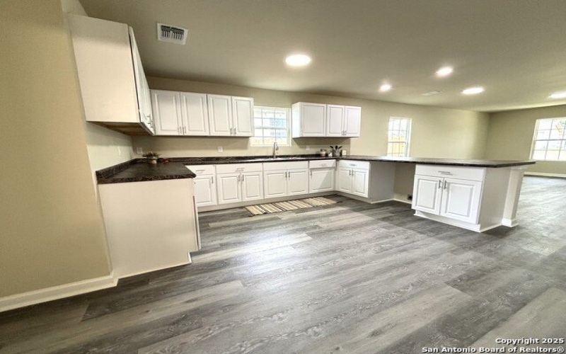 706 E 5th, Nixon, TX 78140, 3 Habitaciones Habitaciones , ,2 BañosBaños,Residential,En Venta,706 E 5th,0,1893209
