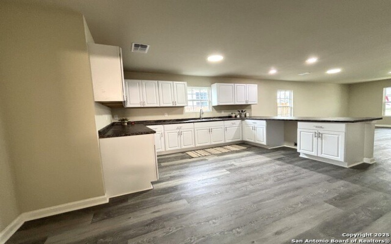 706 E 5th, Nixon, TX 78140, 3 Habitaciones Habitaciones , ,2 BañosBaños,Residential,En Venta,706 E 5th,0,1893209