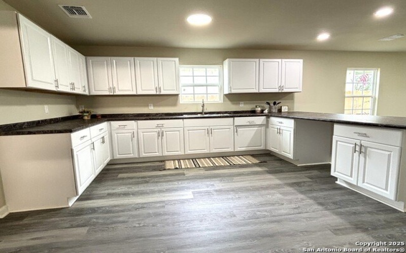 706 E 5th, Nixon, TX 78140, 3 Habitaciones Habitaciones , ,2 BañosBaños,Residential,En Venta,706 E 5th,0,1893209