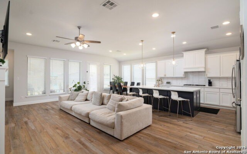 613 Meade, New Braunfels, TX 78132, 4 Habitaciones Habitaciones , ,3 BañosBaños,Residential,En Venta,613 Meade,0,1893227