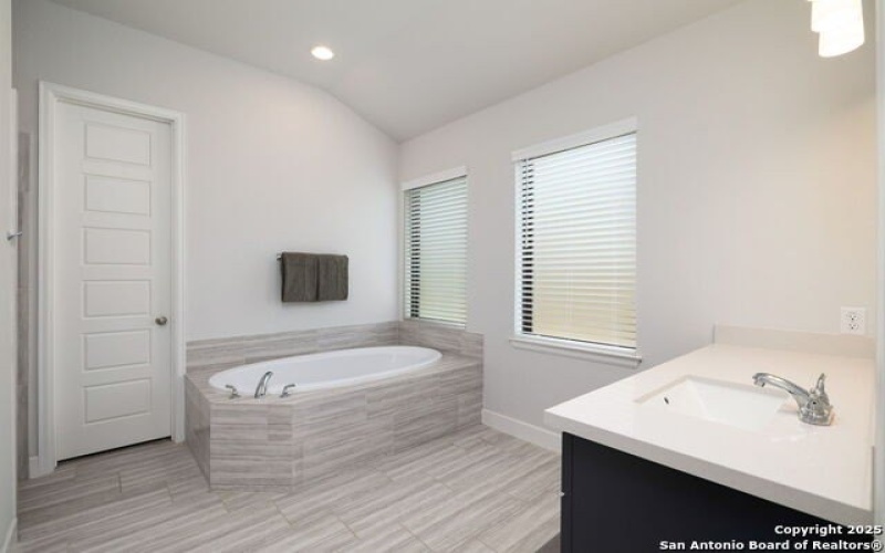 613 Meade, New Braunfels, TX 78132, 4 Habitaciones Habitaciones , ,3 BañosBaños,Residential,En Venta,613 Meade,0,1893227