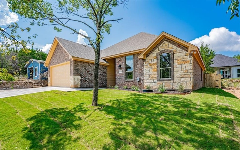 2714 Austin Drive, Granbury, TX 76048, 3 Bedrooms Bedrooms, ,2 BathroomsBathrooms,Residential,For Sale,2714 Austin Drive,0,21033854
