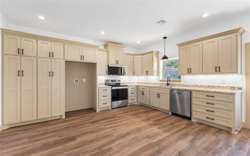 1105 E Navarro Avenue, Mart, TX 76664, 3 Bedrooms Bedrooms, ,2 BathroomsBathrooms,Residential,For Sale,1105 E Navarro Avenue,0,21035975