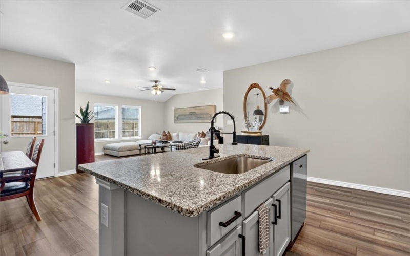 1126 Carnaby Street, Corpus Christi, TX 78415, 4 Habitaciones Habitaciones , ,2 BañosBaños,Residential,En Venta,1126 Carnaby Street,0,463758