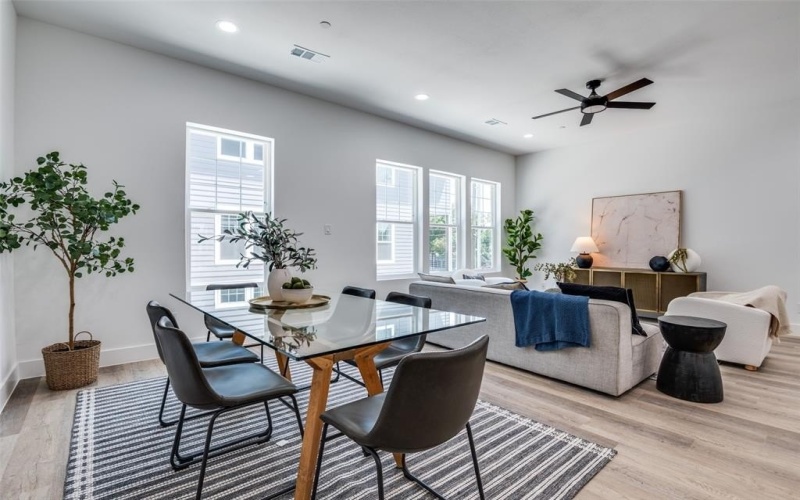 631 N Tyler Street #202, Dallas, TX 75208, 2 Habitaciones Habitaciones , ,2 BañosBaños,Residential,En Venta,631 N Tyler Street,0,21034848