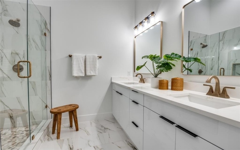 631 N Tyler Street #202, Dallas, TX 75208, 2 Habitaciones Habitaciones , ,2 BañosBaños,Residential,En Venta,631 N Tyler Street,0,21034848