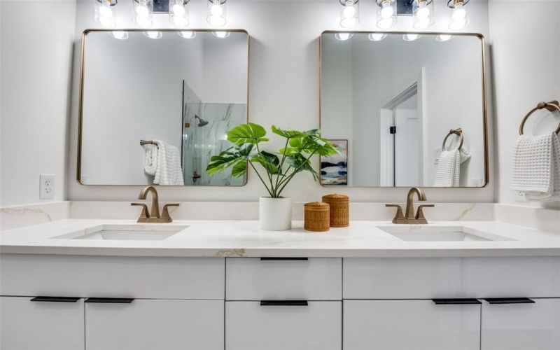 631 N Tyler Street #202, Dallas, TX 75208, 2 Habitaciones Habitaciones , ,2 BañosBaños,Residential,En Venta,631 N Tyler Street,0,21034848