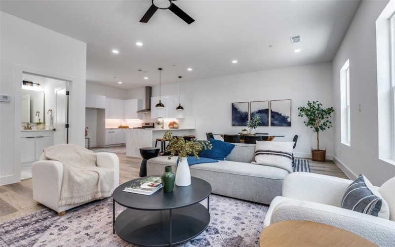 631 N Tyler Street #202, Dallas, TX 75208, 2 Habitaciones Habitaciones , ,2 BañosBaños,Residential,En Venta,631 N Tyler Street,0,21034848