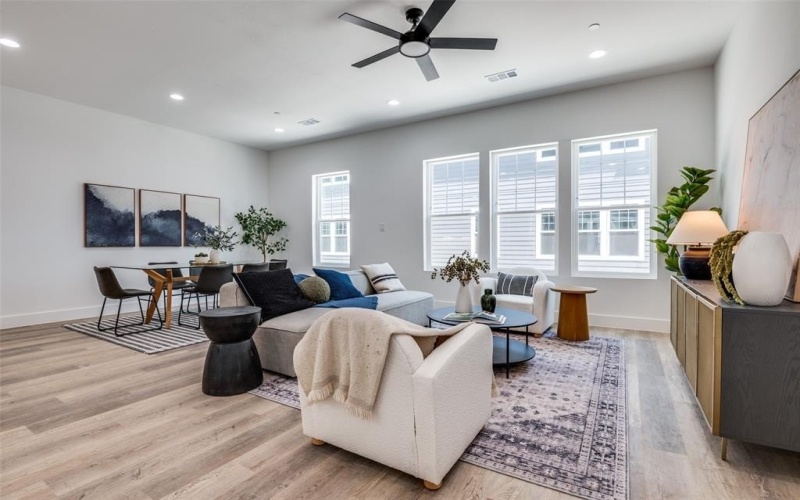 631 N Tyler Street #202, Dallas, TX 75208, 2 Habitaciones Habitaciones , ,2 BañosBaños,Residential,En Venta,631 N Tyler Street,0,21034848