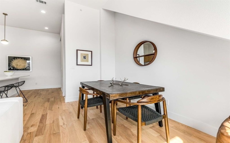 2080 Kelly #105, Dallas, TX 75215, 2 Bedrooms Bedrooms, ,2 BathroomsBathrooms,Residential,For Sale,2080 Kelly,0,21002326