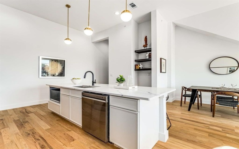 2080 Kelly #105, Dallas, TX 75215, 2 Bedrooms Bedrooms, ,2 BathroomsBathrooms,Residential,For Sale,2080 Kelly,0,21002326