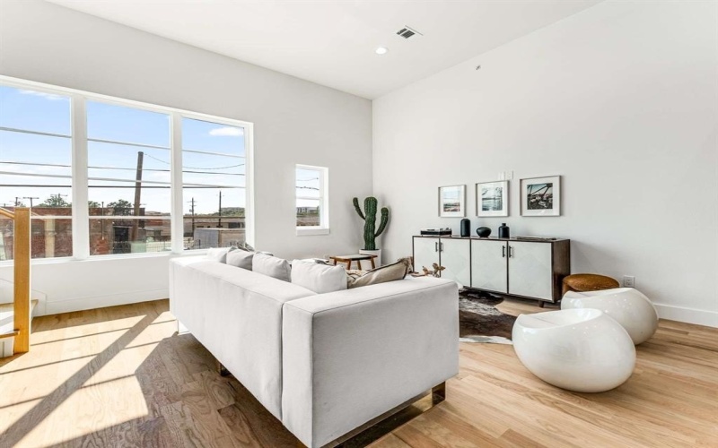 2080 Kelly #105, Dallas, TX 75215, 2 Bedrooms Bedrooms, ,2 BathroomsBathrooms,Residential,For Sale,2080 Kelly,0,21002326