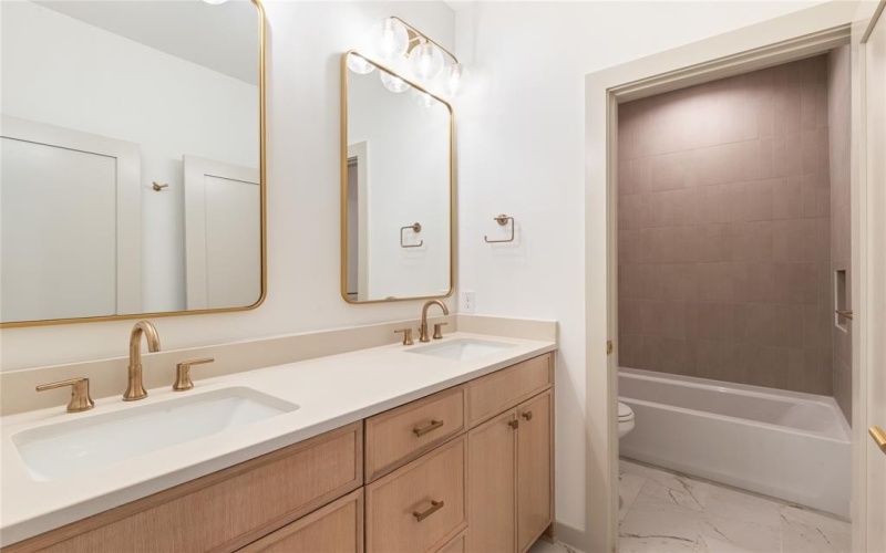 9047 Longmont Drive, Dallas, TX 75238, 5 Bedrooms Bedrooms, ,5 BathroomsBathrooms,Residential,For Sale,9047 Longmont Drive,0,21038623