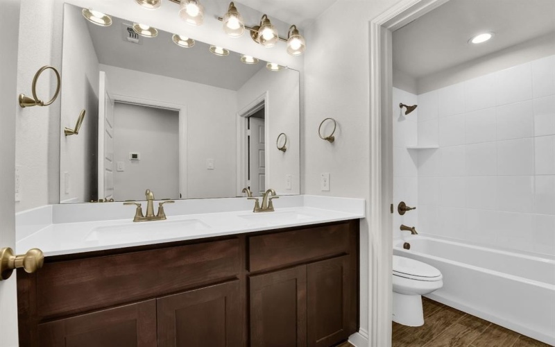 5016 Meadow Vista Lane, Fort Worth, TX 76036, 4 Habitaciones Habitaciones , ,3 BañosBaños,Residential,En Venta,5016 Meadow Vista Lane,0,21040105