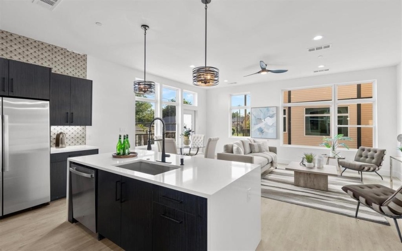 723 W 10th Street #102, Dallas, TX 75208, 3 Bedrooms Bedrooms, ,3 BathroomsBathrooms,Residential,For Sale,723 W 10th Street,0,21043509