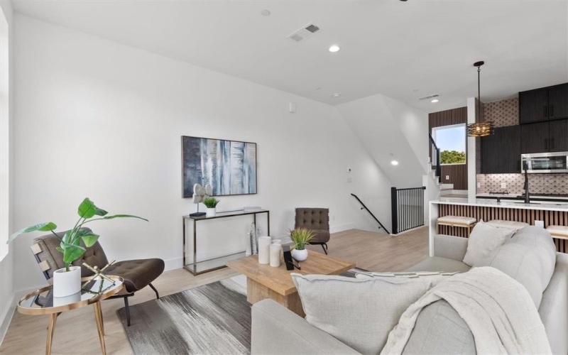 723 W 10th Street #102, Dallas, TX 75208, 3 Bedrooms Bedrooms, ,3 BathroomsBathrooms,Residential,For Sale,723 W 10th Street,0,21043509