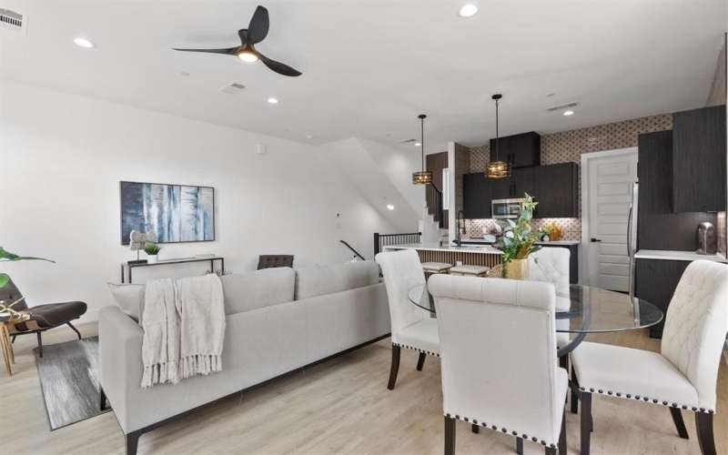 723 W 10th Street #102, Dallas, TX 75208, 3 Bedrooms Bedrooms, ,3 BathroomsBathrooms,Residential,For Sale,723 W 10th Street,0,21043509