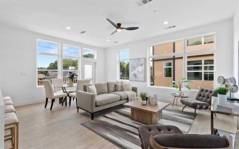 723 W 10th Street #102, Dallas, TX 75208, 3 Bedrooms Bedrooms, ,3 BathroomsBathrooms,Residential,For Sale,723 W 10th Street,0,21043509