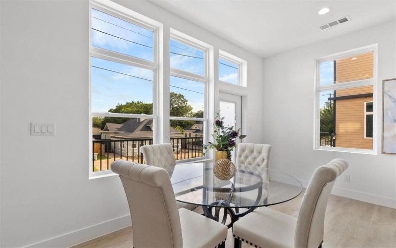 723 W 10th Street #102, Dallas, TX 75208, 3 Bedrooms Bedrooms, ,3 BathroomsBathrooms,Residential,For Sale,723 W 10th Street,0,21043509