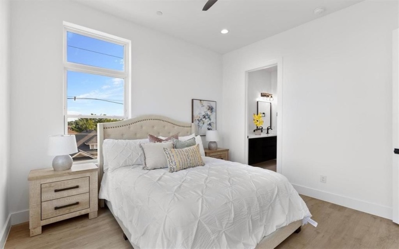 723 W 10th Street #102, Dallas, TX 75208, 3 Bedrooms Bedrooms, ,3 BathroomsBathrooms,Residential,For Sale,723 W 10th Street,0,21043509