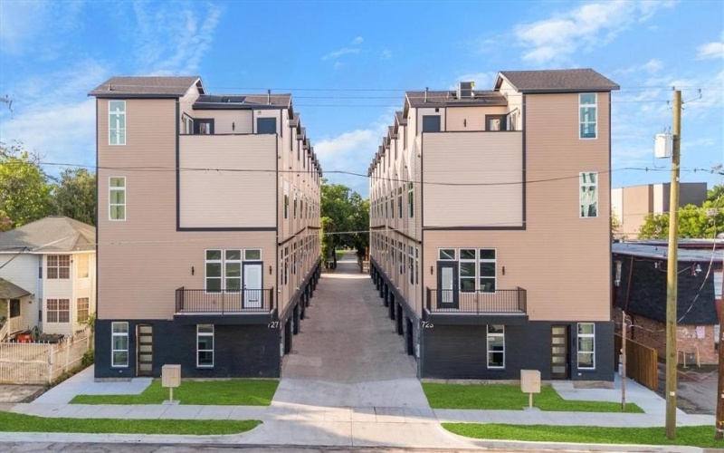723 W 10th Street #102, Dallas, TX 75208, 3 Bedrooms Bedrooms, ,3 BathroomsBathrooms,Residential,For Sale,723 W 10th Street,0,21043509