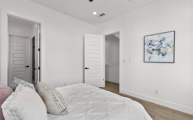 723 W 10th Street #102, Dallas, TX 75208, 3 Bedrooms Bedrooms, ,3 BathroomsBathrooms,Residential,For Sale,723 W 10th Street,0,21043509