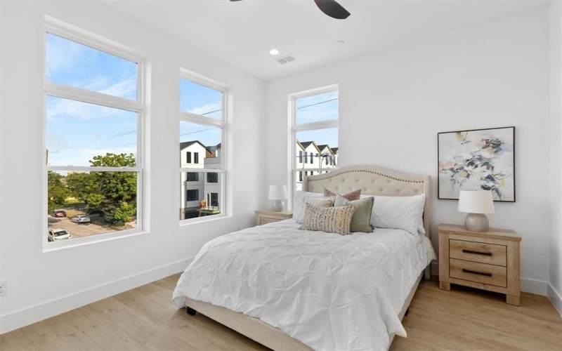 723 W 10th Street #102, Dallas, TX 75208, 3 Bedrooms Bedrooms, ,3 BathroomsBathrooms,Residential,For Sale,723 W 10th Street,0,21043509