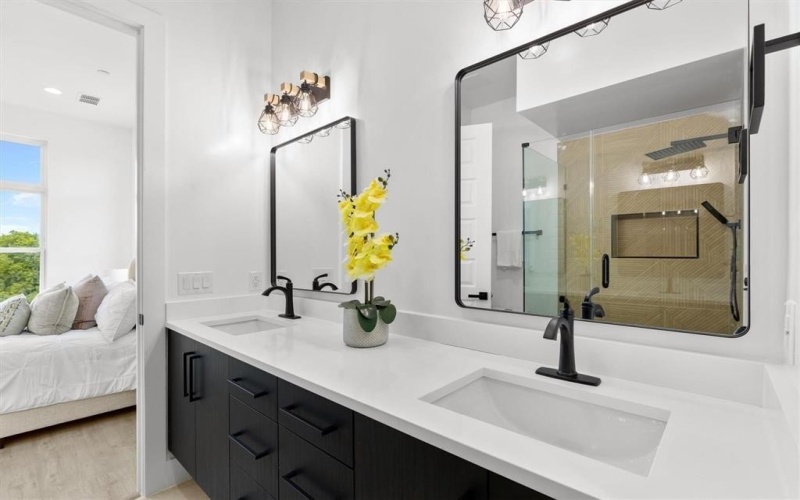 723 W 10th Street #102, Dallas, TX 75208, 3 Bedrooms Bedrooms, ,3 BathroomsBathrooms,Residential,For Sale,723 W 10th Street,0,21043509