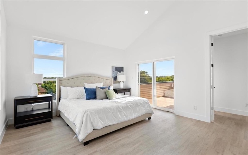 723 W 10th Street #102, Dallas, TX 75208, 3 Bedrooms Bedrooms, ,3 BathroomsBathrooms,Residential,For Sale,723 W 10th Street,0,21043509