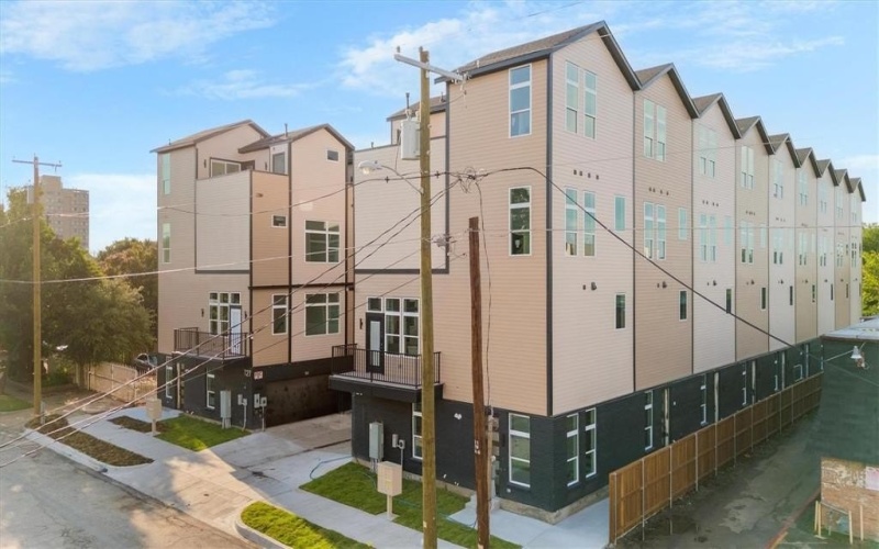 723 W 10th Street #102, Dallas, TX 75208, 3 Bedrooms Bedrooms, ,3 BathroomsBathrooms,Residential,For Sale,723 W 10th Street,0,21043509