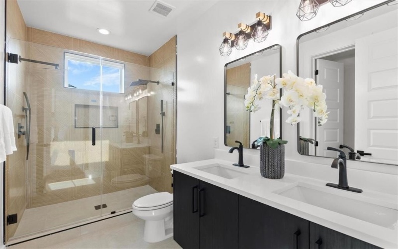 723 W 10th Street #102, Dallas, TX 75208, 3 Bedrooms Bedrooms, ,3 BathroomsBathrooms,Residential,For Sale,723 W 10th Street,0,21043509