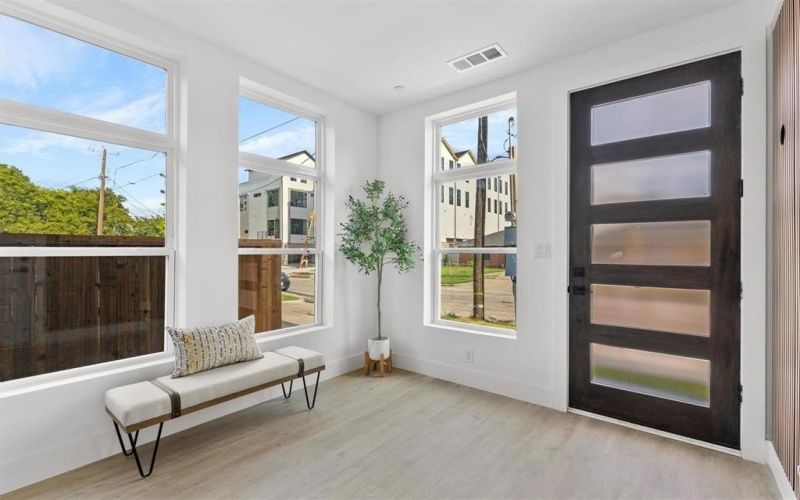 723 W 10th Street #102, Dallas, TX 75208, 3 Bedrooms Bedrooms, ,3 BathroomsBathrooms,Residential,For Sale,723 W 10th Street,0,21043509