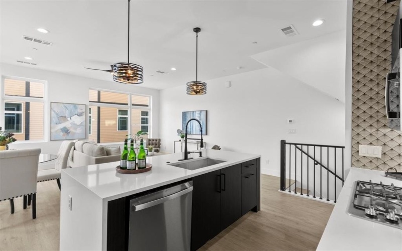 723 W 10th Street #102, Dallas, TX 75208, 3 Bedrooms Bedrooms, ,3 BathroomsBathrooms,Residential,For Sale,723 W 10th Street,0,21043509