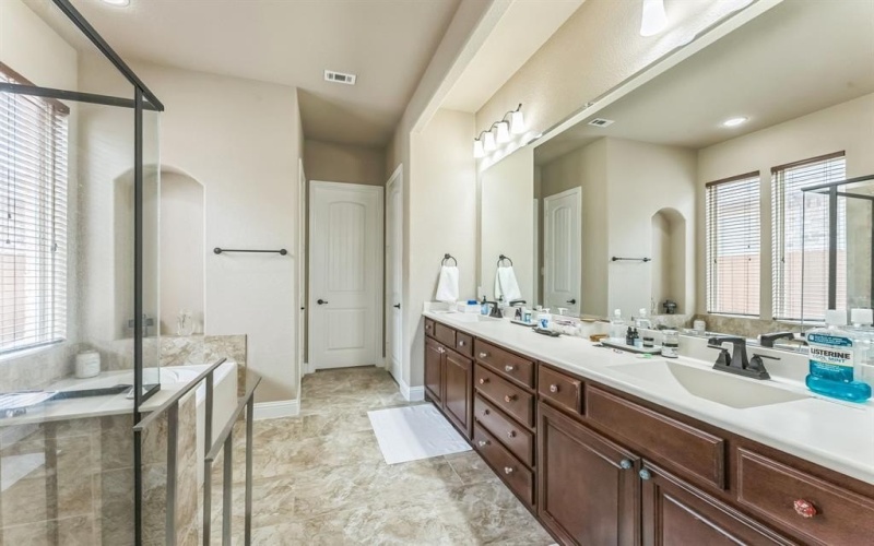 1900 Ryedale Drive, Plano, TX 75074, 4 Habitaciones Habitaciones , ,3 BañosBaños,Residential,En Venta,1900 Ryedale Drive,0,21044472
