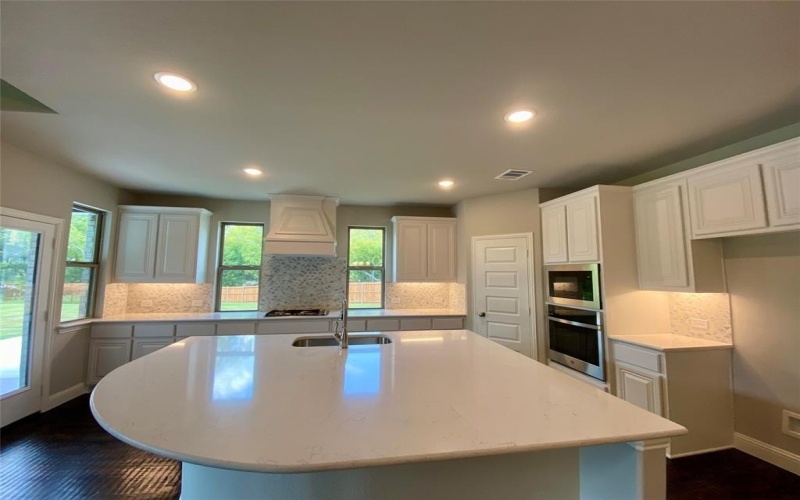 400 Devonshire Drive, Greenville, TX 75401, 5 Bedrooms Bedrooms, ,5 BathroomsBathrooms,Residential,For Sale,400 Devonshire Drive,0,21045374