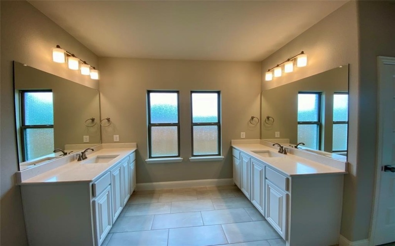 400 Devonshire Drive, Greenville, TX 75401, 5 Bedrooms Bedrooms, ,5 BathroomsBathrooms,Residential,For Sale,400 Devonshire Drive,0,21045374