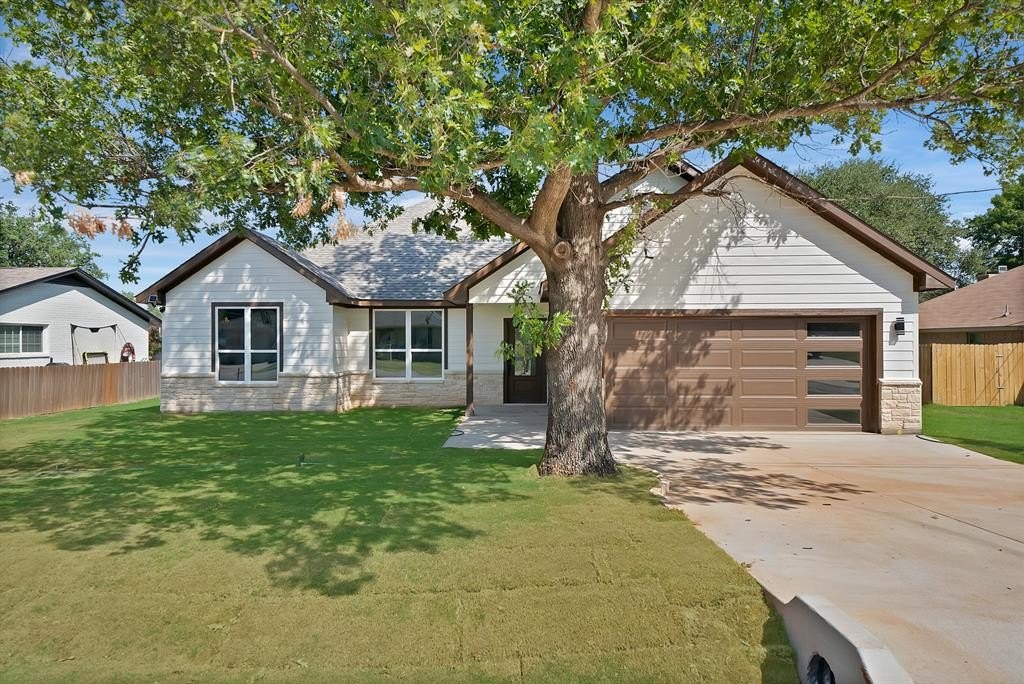 206 Lakeview Drive, Runaway Bay, TX 76426, 3 Bedrooms Bedrooms, ,3 BathroomsBathrooms,Residential,For Sale,206 Lakeview Drive,0,21046225