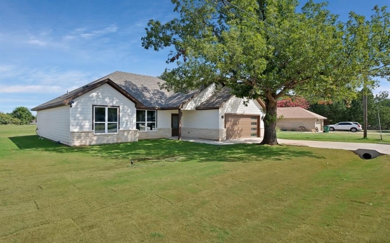 206 Lakeview Drive, Runaway Bay, TX 76426, 3 Bedrooms Bedrooms, ,3 BathroomsBathrooms,Residential,For Sale,206 Lakeview Drive,0,21046225