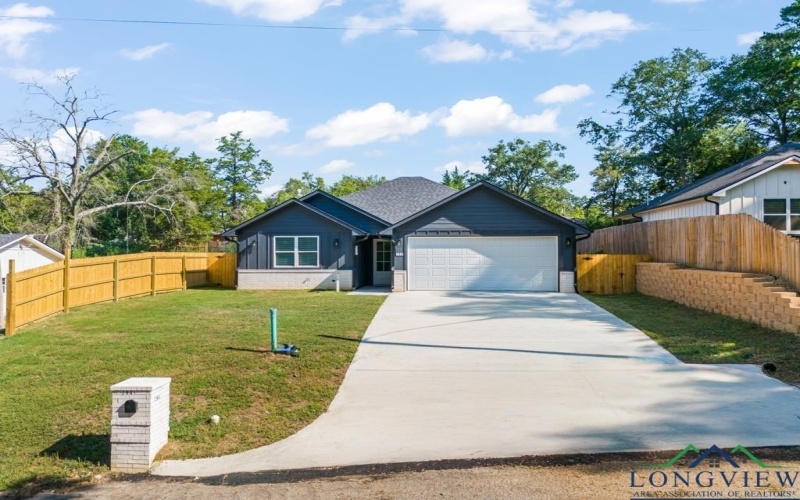 794 W Kaufman, Gilmer, TX 75460, 4 Bedrooms Bedrooms, ,2 BathroomsBathrooms,Residential,For Sale,794 W Kaufman,0,20255962