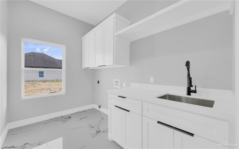 8042 N 48th Lane, McAllen, TX 78504, 3 Bedrooms Bedrooms, ,2 BathroomsBathrooms,Residential,For Sale,8042 N 48th Lane,0,478453
