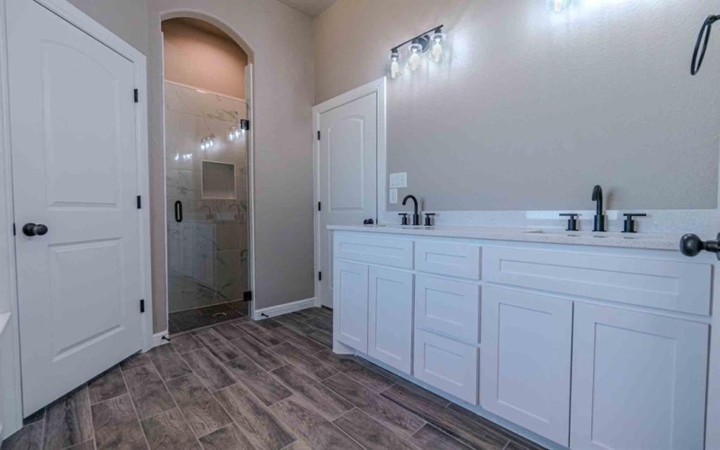 5806 N Lakeside Hills Court, Granbury, TX 76048, 3 Habitaciones Habitaciones , ,2 BañosBaños,Residential,En Venta,5806 N Lakeside Hills Court,0,21037706