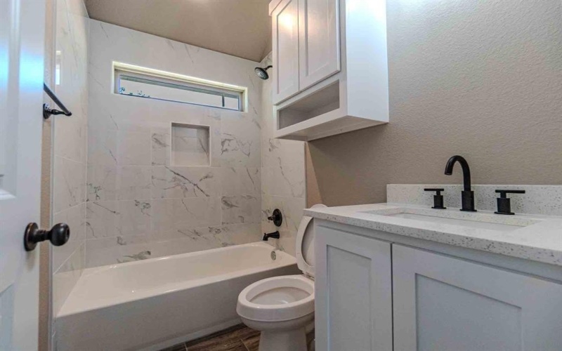 5806 N Lakeside Hills Court, Granbury, TX 76048, 3 Habitaciones Habitaciones , ,2 BañosBaños,Residential,En Venta,5806 N Lakeside Hills Court,0,21037706