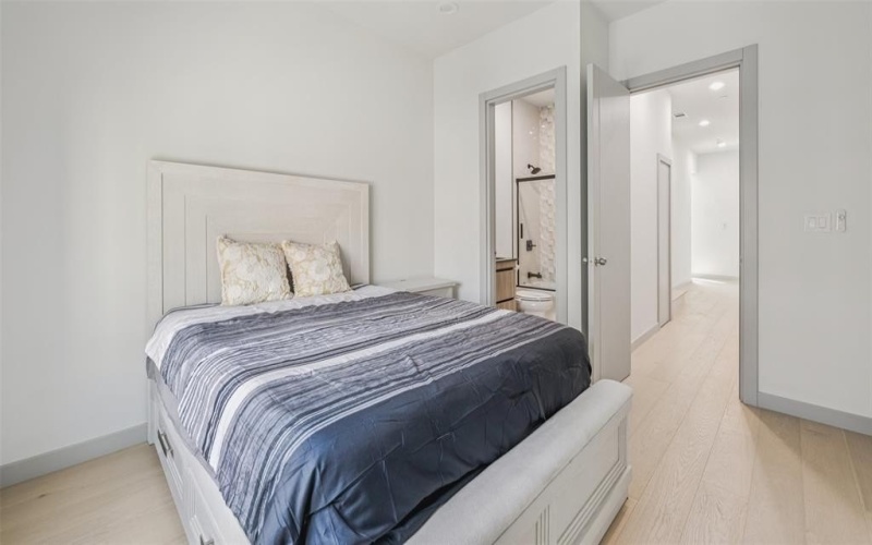 1880 Beaumont Street, Dallas, TX 75215, 4 Habitaciones Habitaciones , ,5 BañosBaños,Residential,En Venta,1880 Beaumont Street,0,21043858